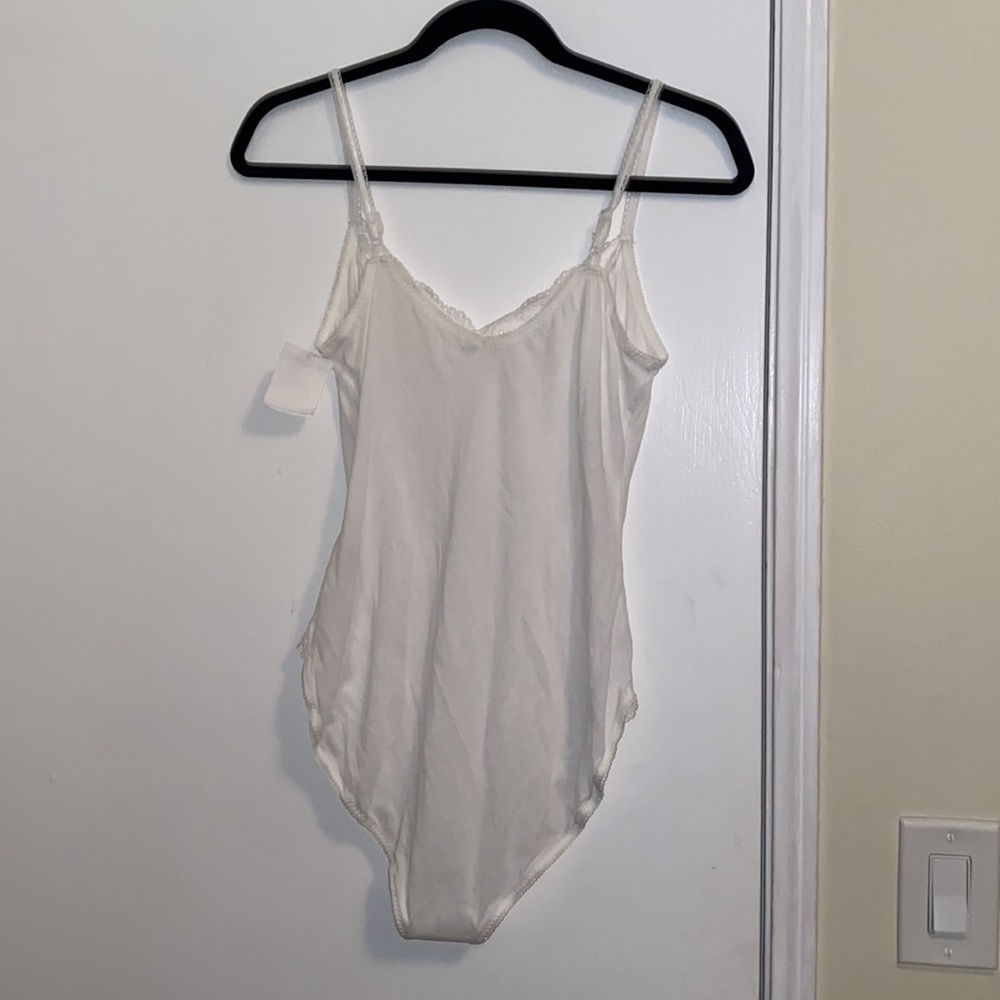 FREE PEOPLE
Intimately Fp Side Of Sass Lace Trim Bodysuit In White - Picture 9 of 9